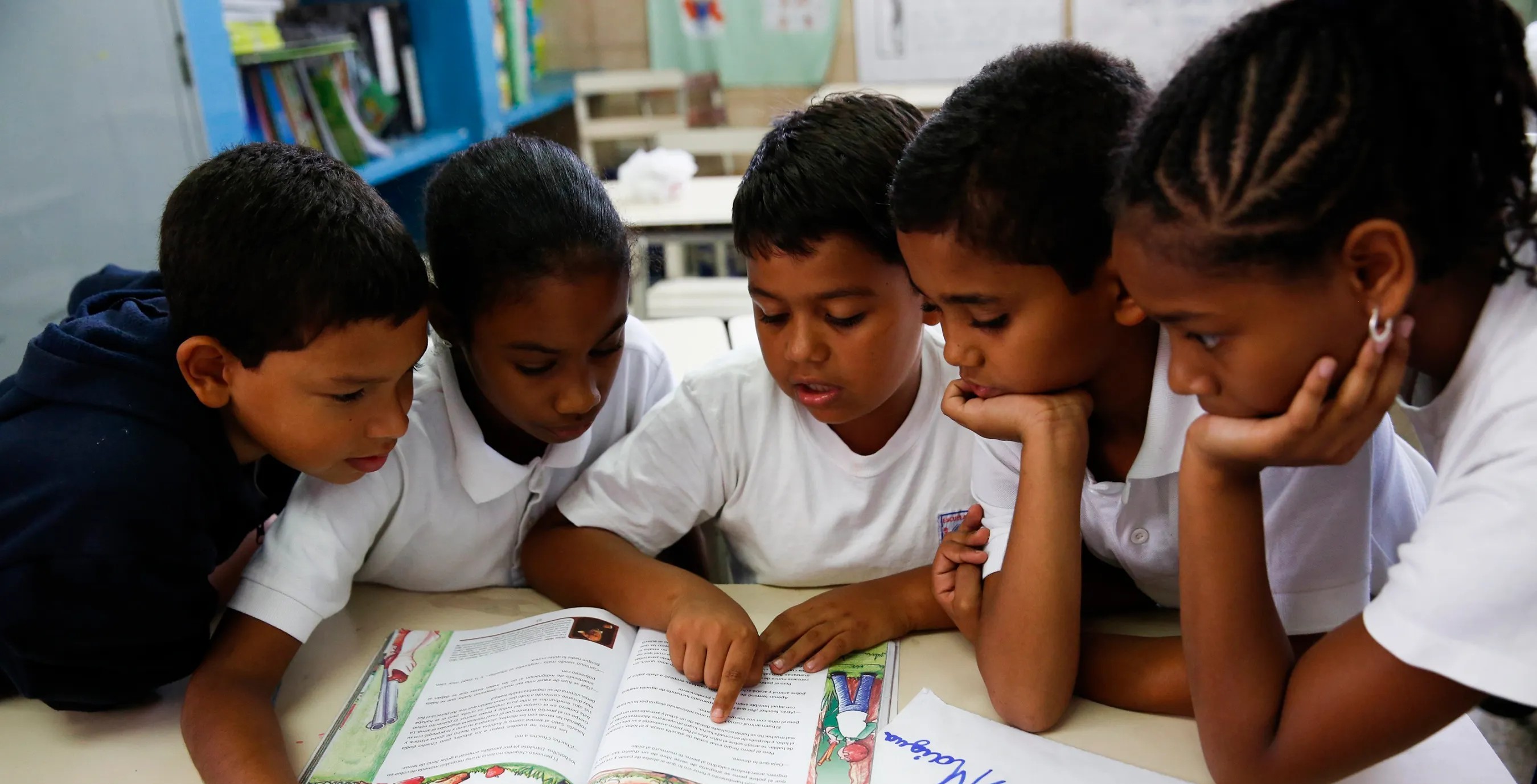 Estudiantes aprendiendo juntos